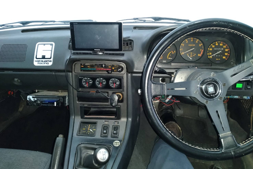 マツダ・サバンナRX-7の運転席