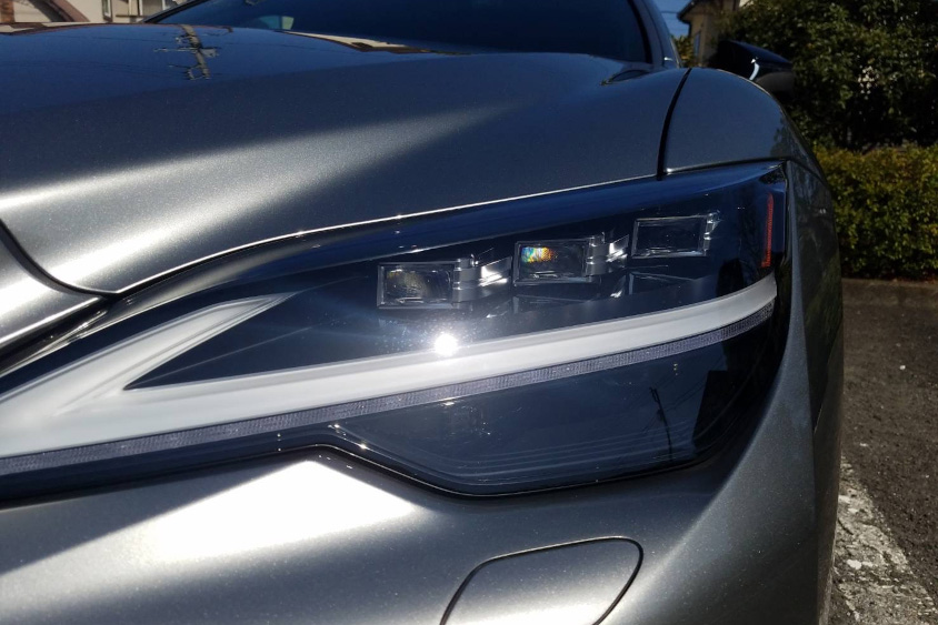 レクサス・LS500hのヘッドライト