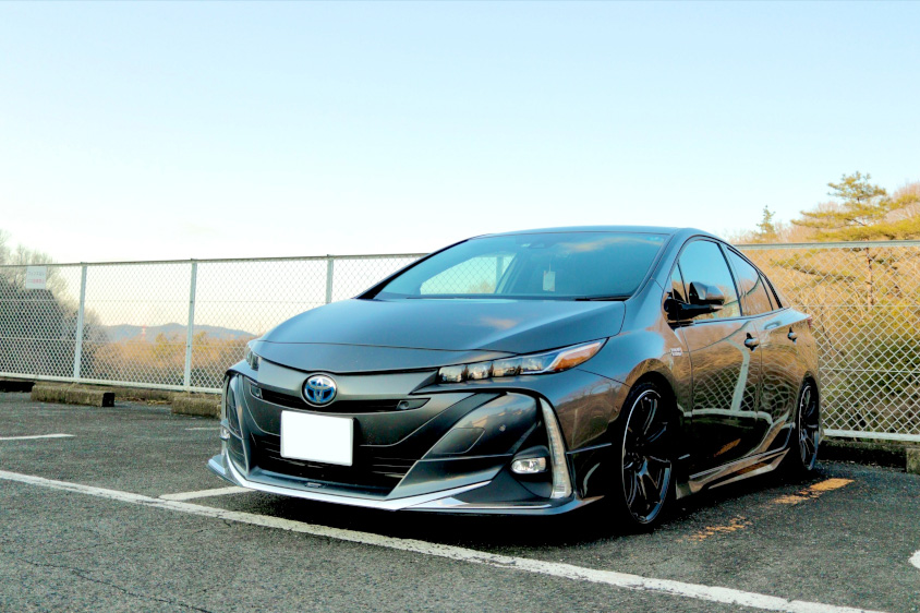 トヨタ・プリウスPHVの左フロントビュー