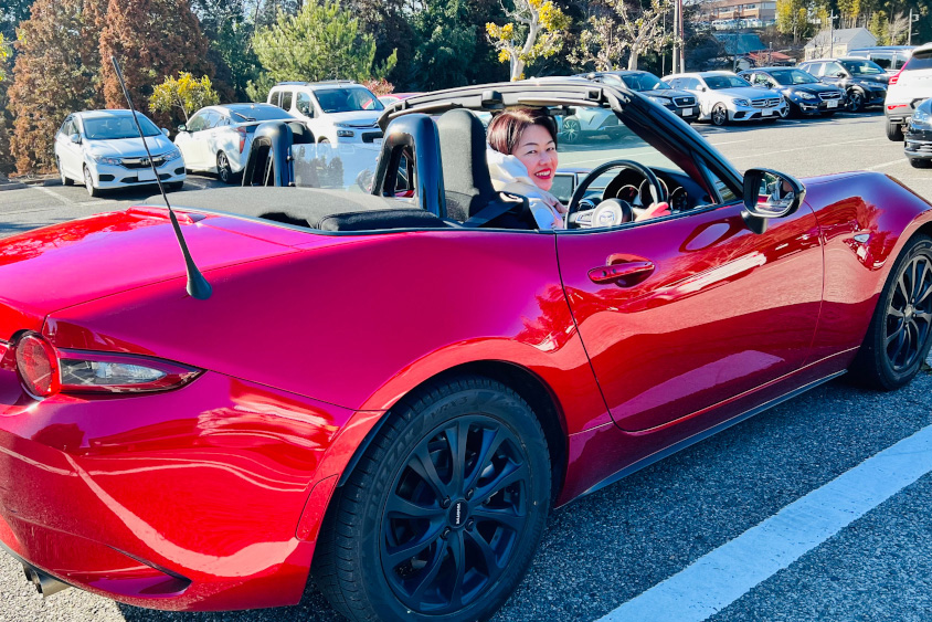 マツダ・NDロードスターとオーナーのチエさん