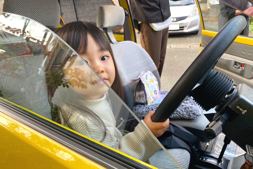 ホンダ・トゥデイのハンドルを握るお子さん