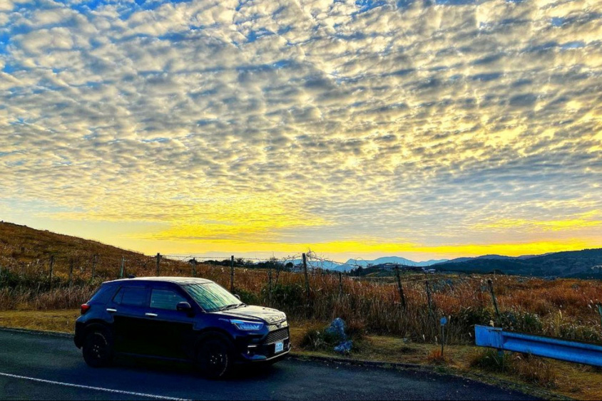 トヨタ・ライズと朝焼け