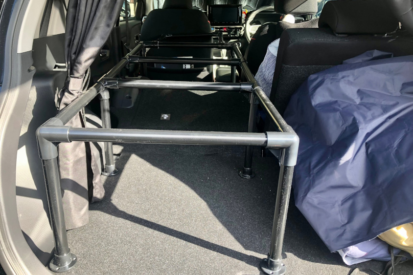 トヨタ・ライズの車中泊ベッドのパイプ