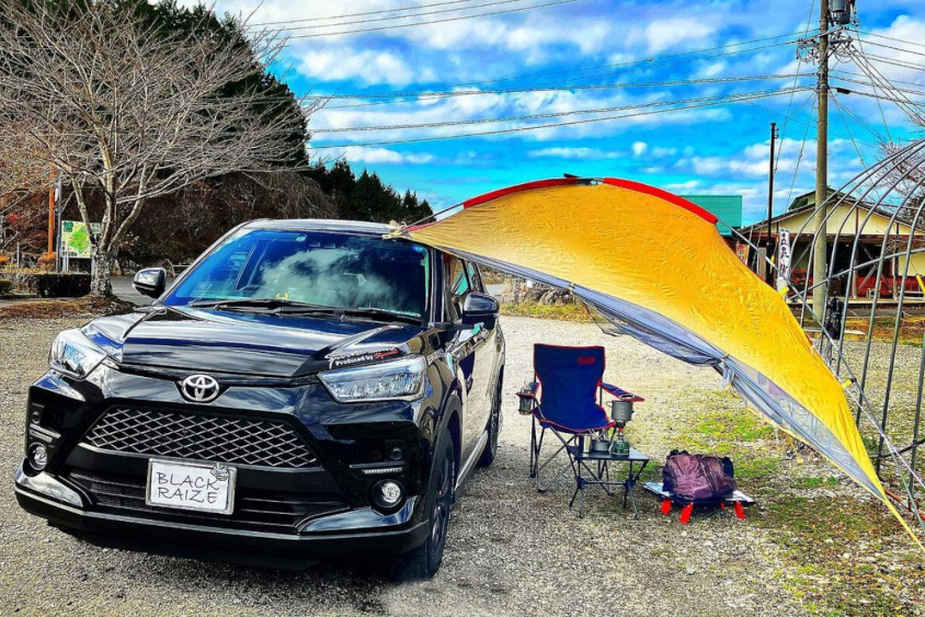 トヨタ・ライズとカーサイドテント
