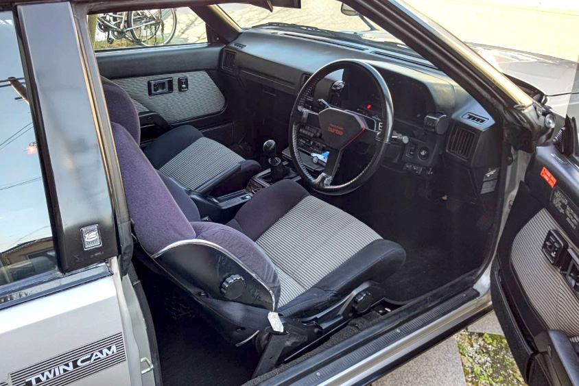 トヨタ・セリカの運転席