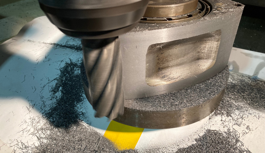 マツダ・RX-7（FC3S）のエンジンローターを切削している様子