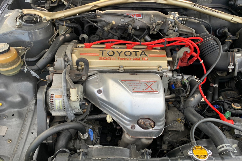 トヨタ・カムリ（2代目）のエンジンルーム