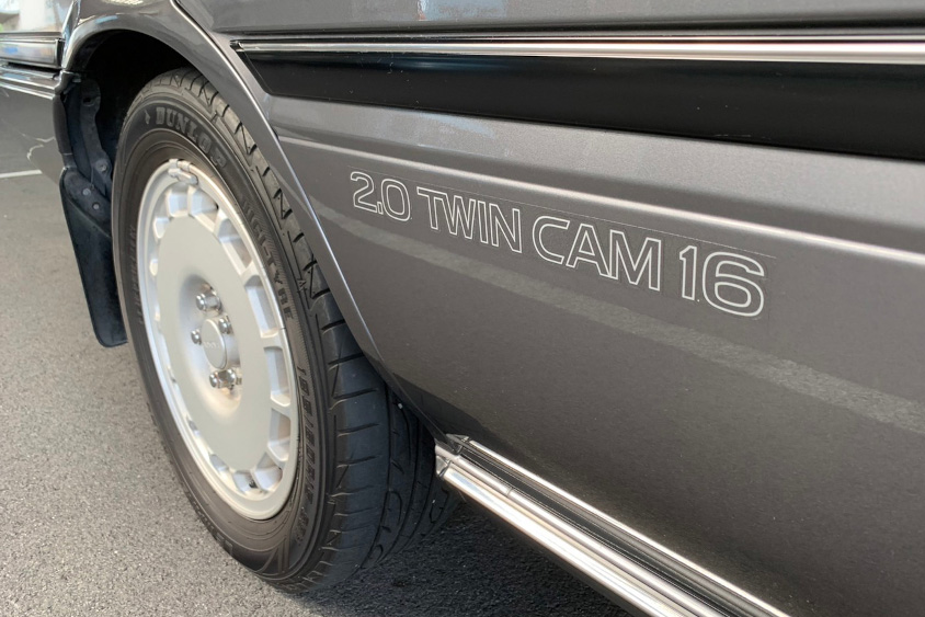 トヨタ・カムリ（2代目）の「2.0 TWIN CAM16」ロゴ