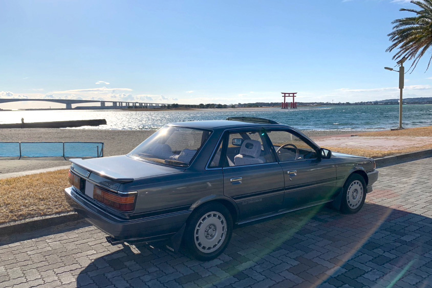 トヨタ・カムリ（2代目）と海