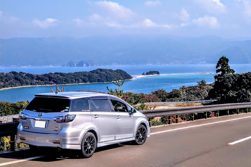 トヨタ・ウィッシュと海