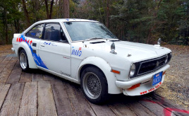 乗る人を選ぶ110サニー。そのイカスクルマで、サーキットを走るということ