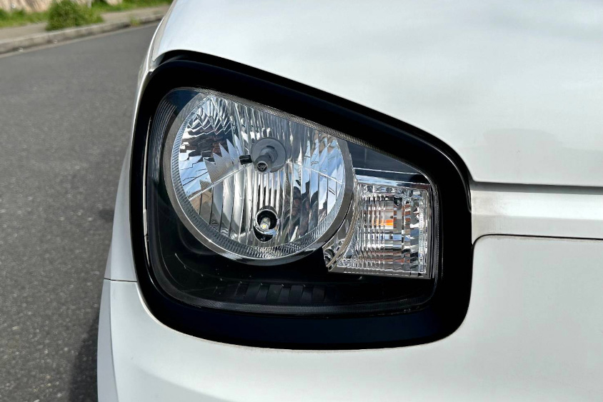 スズキ・アルトバンのヘッドライト