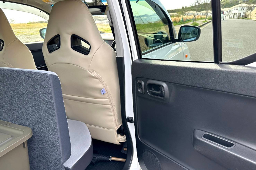 スズキ・アルトバンの後席をパワーウインドウ化