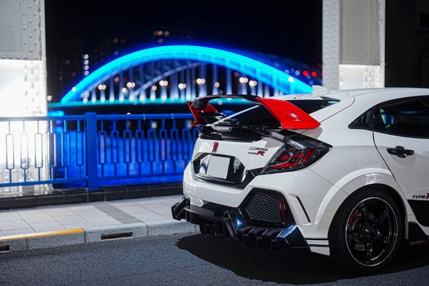 ホンダ・シビックタイプR（FK8）と橋の夜景