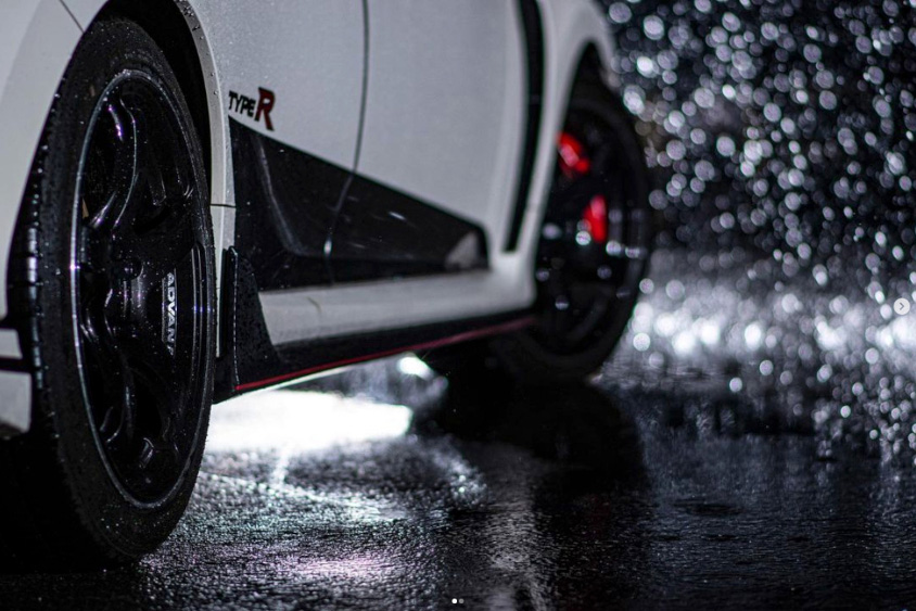 ホンダ・シビックタイプR（FK8）と跳ね上がる雨水