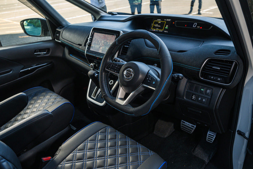 日産・セレナライダーの運転席