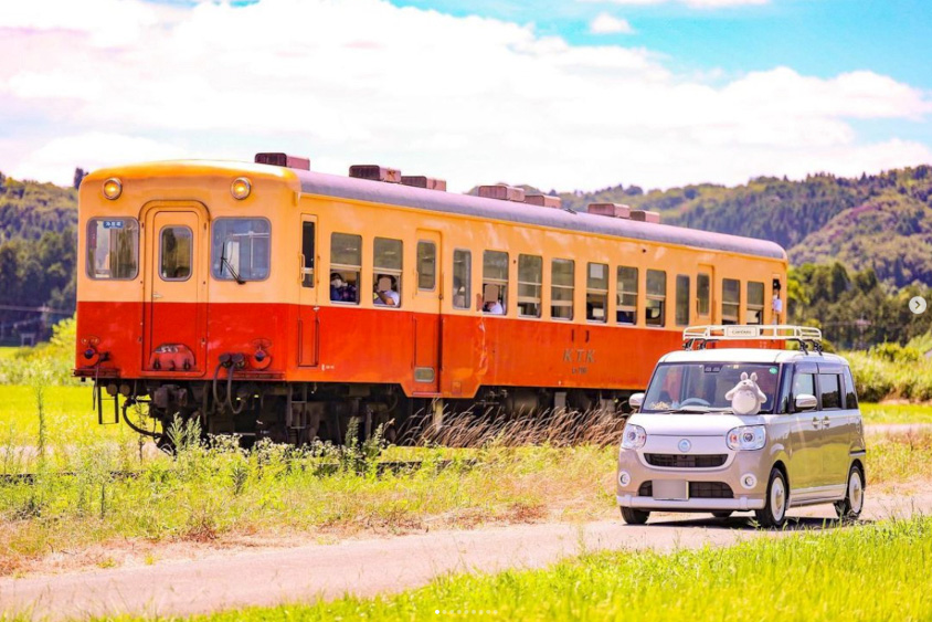 ダイハツ・ムーヴキャンバスと電車