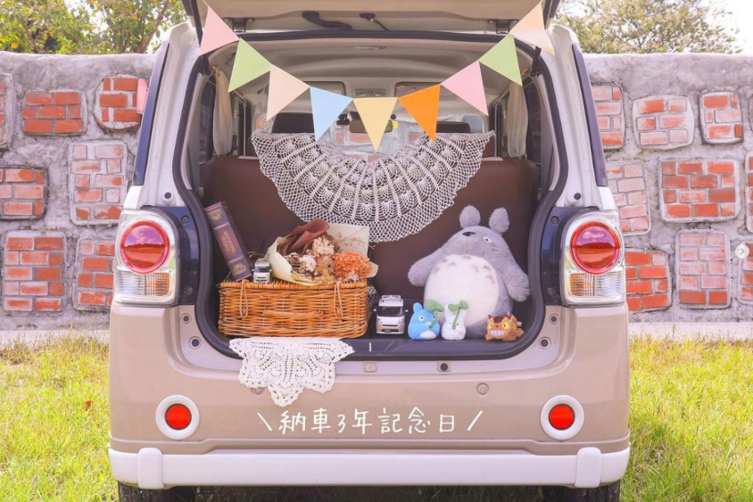 ダイハツ・ムーヴキャンバスのリアハッチを開けた様子