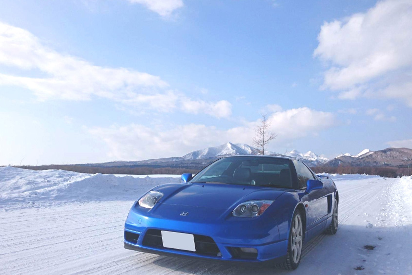 ホンダ・NSXと雪景色