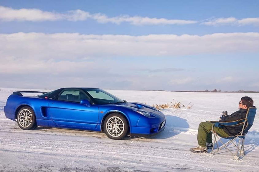 ホンダ・NSXとコーヒーを飲む佐藤さん