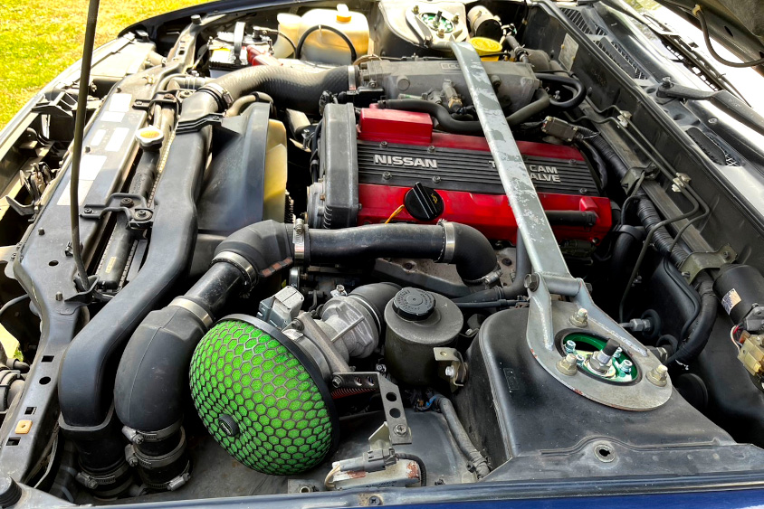 日産・シルビアコンバーチブルのエンジンルーム