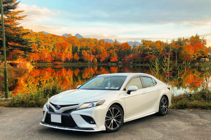 トヨタ・カムリと紅葉