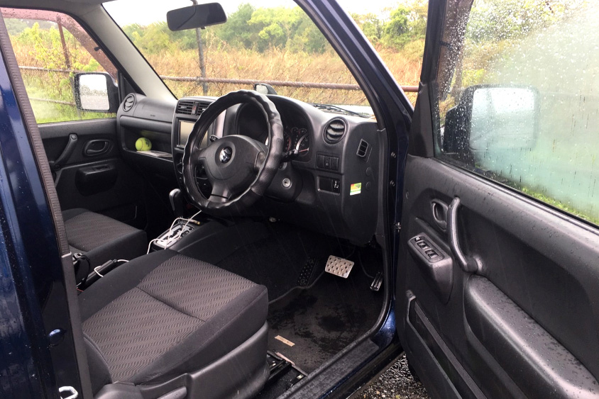 スズキ・ジムニーの運転席