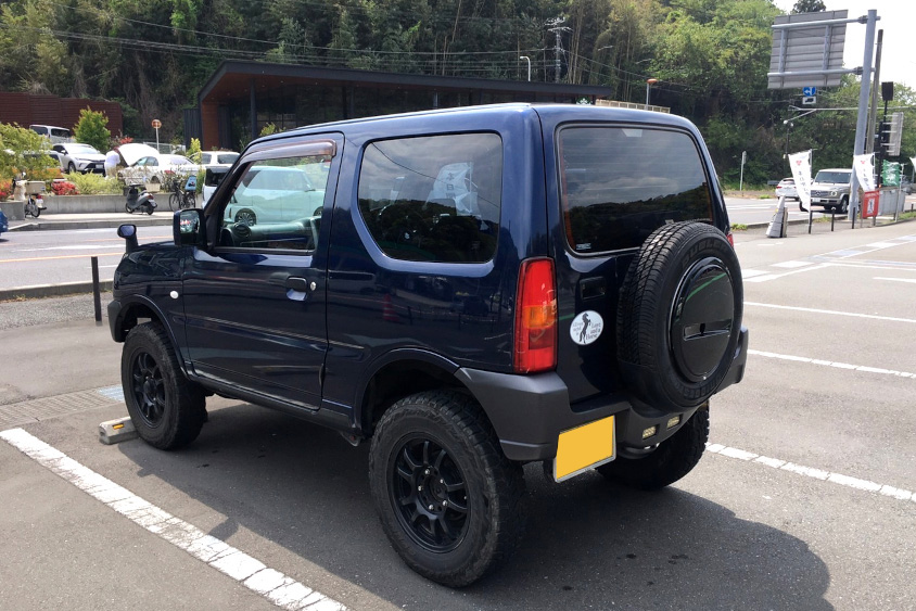 スズキ・ジムニーの左リヤビュー