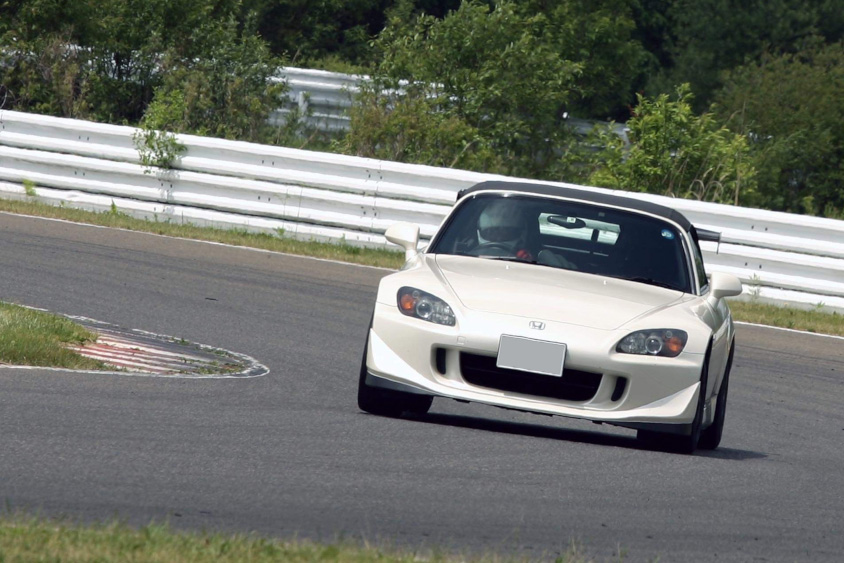 サーキットを走るホンダ・S2000