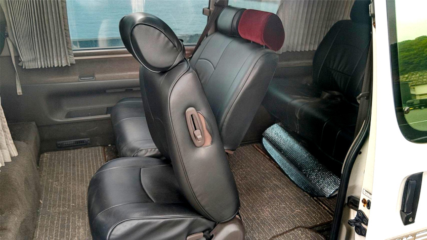 トヨタ・ハイエースの2列目席