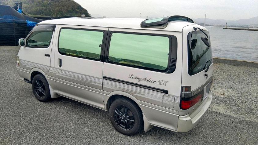 トヨタ・ハイエースの左サイドビュー