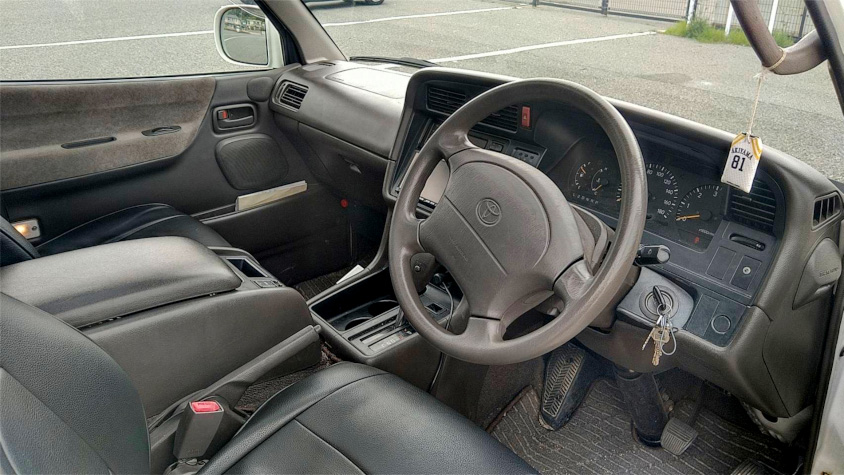 トヨタ・ハイエースの運転席