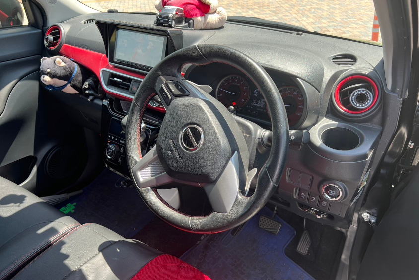 ダイハツ・キャストスポーツの運転席