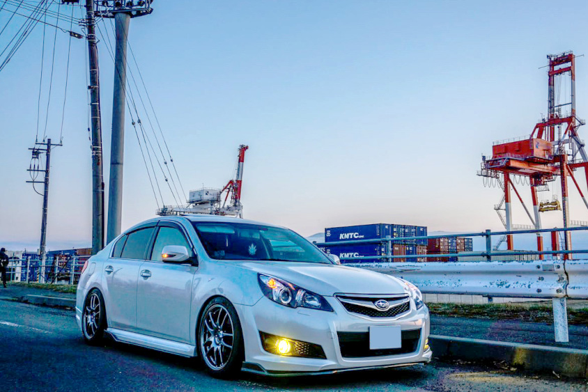 スバル・レガシィの右フロントビュー