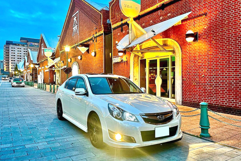 スバル・レガシィと函館の赤レンガ倉庫