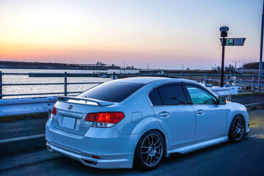 スバル・レガシィと夕日
