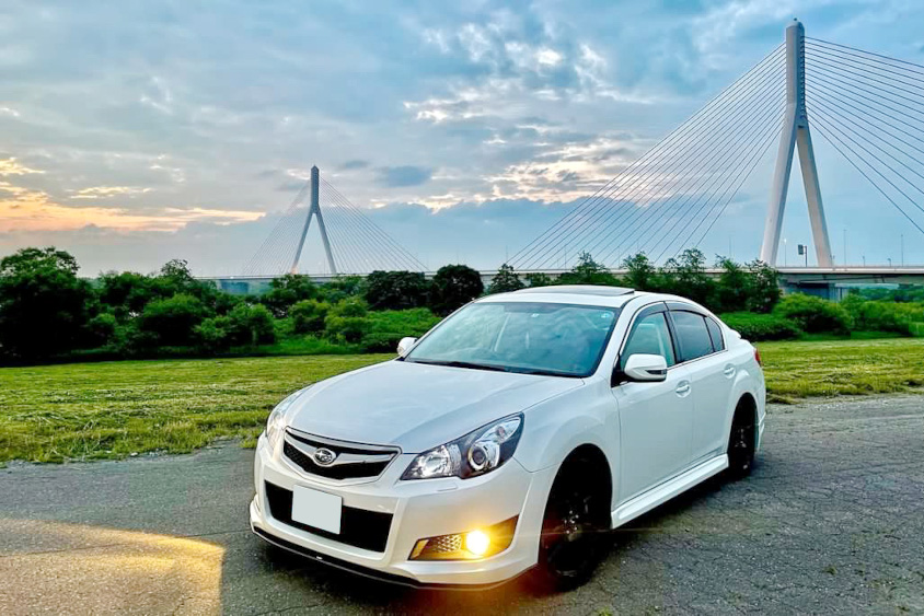スバル・レガシィの左フロントビュー