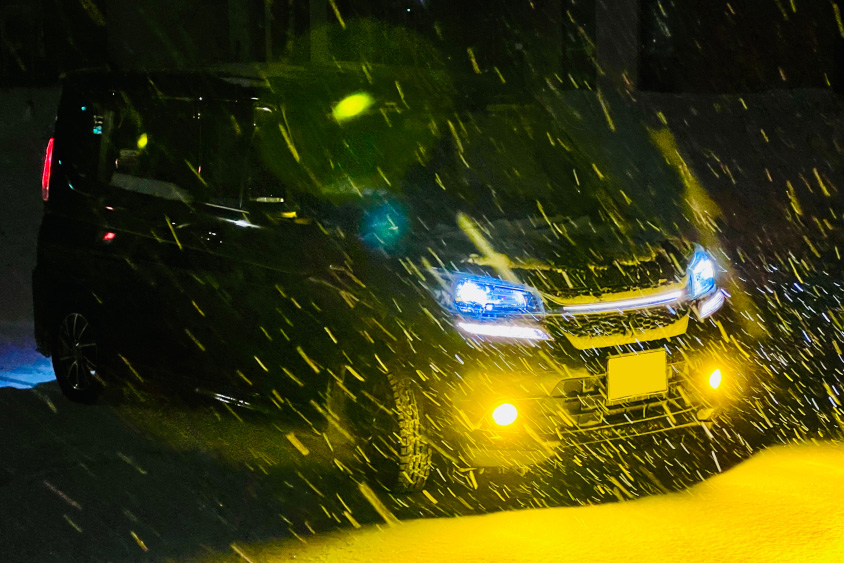 三菱・デリカD:2の雪の中でのフォグランプ