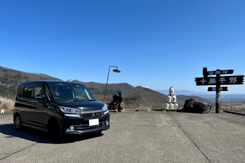 三菱・デリカD:2と十勝平野を望む展望台