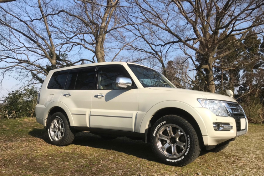 三菱・パジェロの右サイド