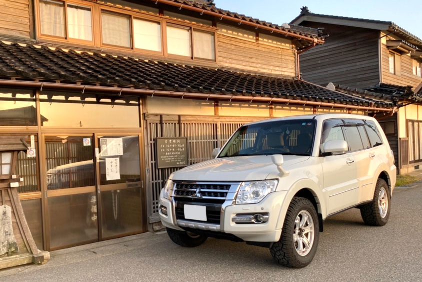 三菱・パジェロと蕎麦屋