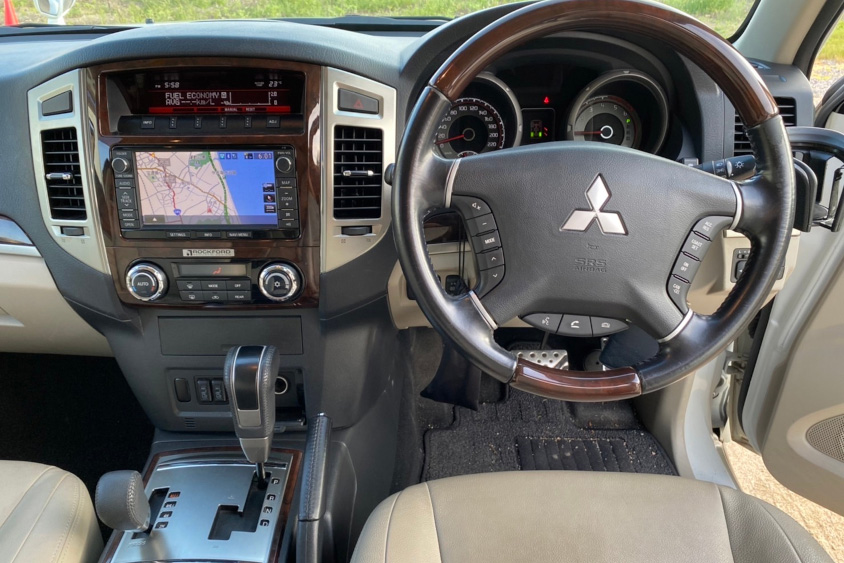 三菱・パジェロの運転席