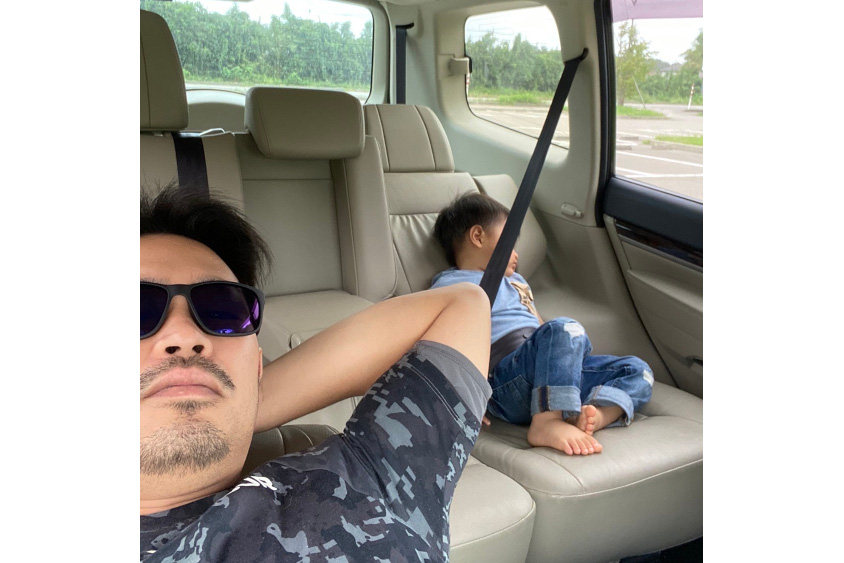 三菱・パジェロの中で休むりゅうさんおやこ