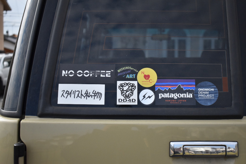 トヨタ・ランドクルーザー70のリヤガラスのステッカー