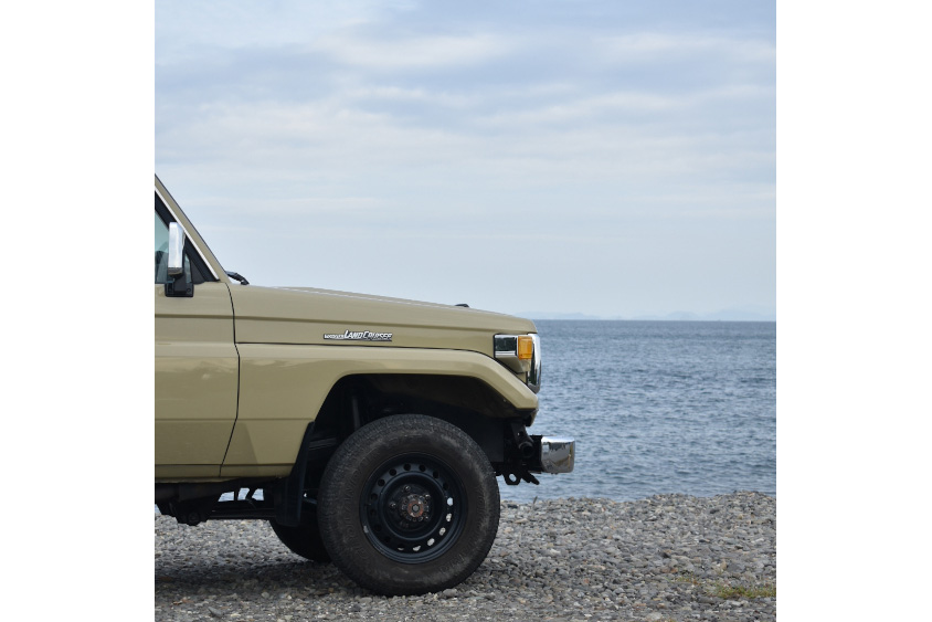 トヨタ・ランドクルーザー70と海