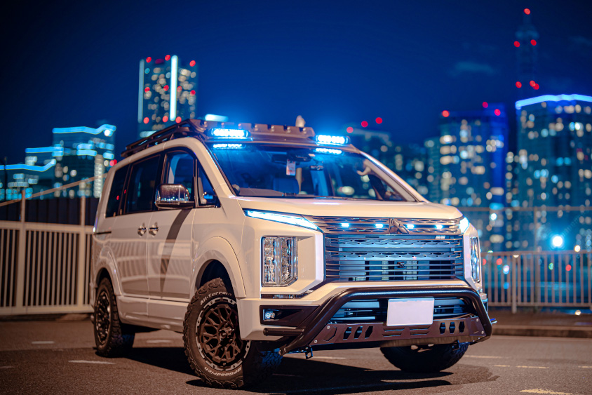 三菱・デリカD:5と夜景