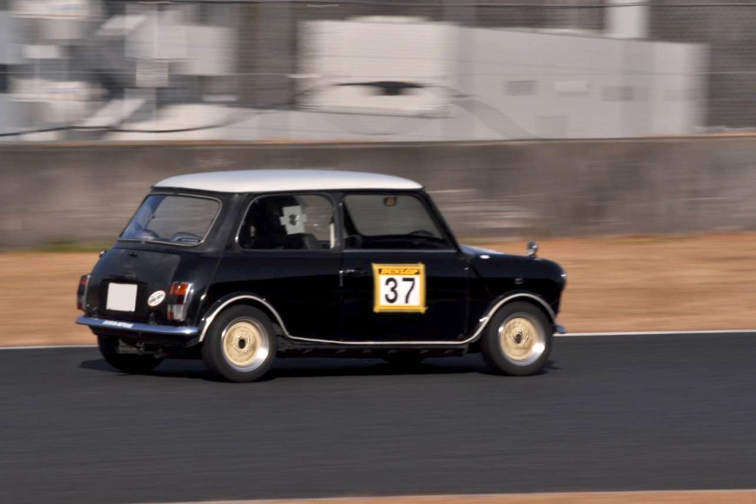 サーキットを走るローバー・ミニ