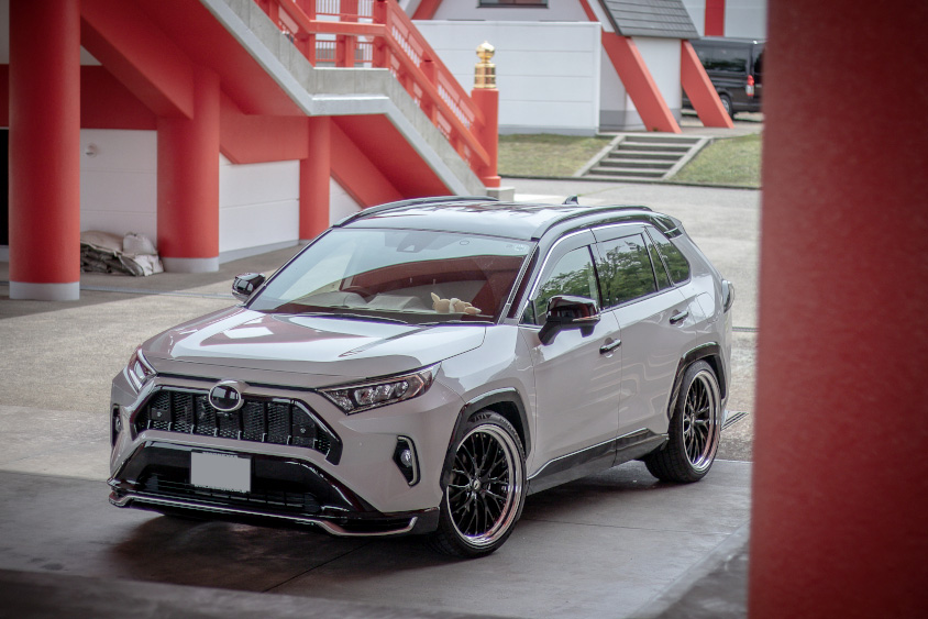 トヨタ・RAV4の左フロントビュー