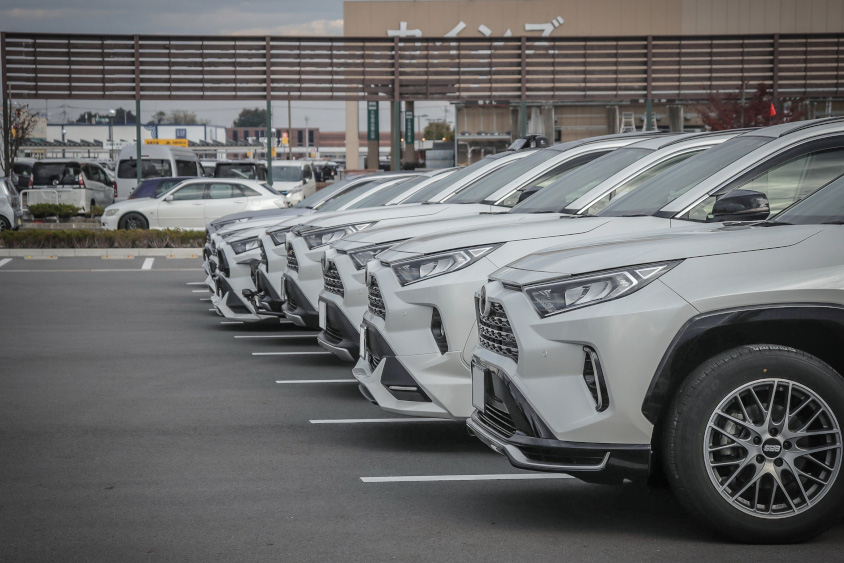 ずらっと並んだトヨタ・RAV4