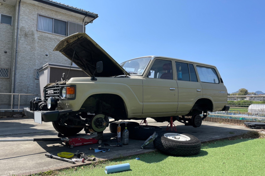 トヨタ・ランドクルーザー60を整備している様子